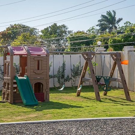 Family Complex Beside Beach W/Pool Montego Bay #1 Экстерьер фото