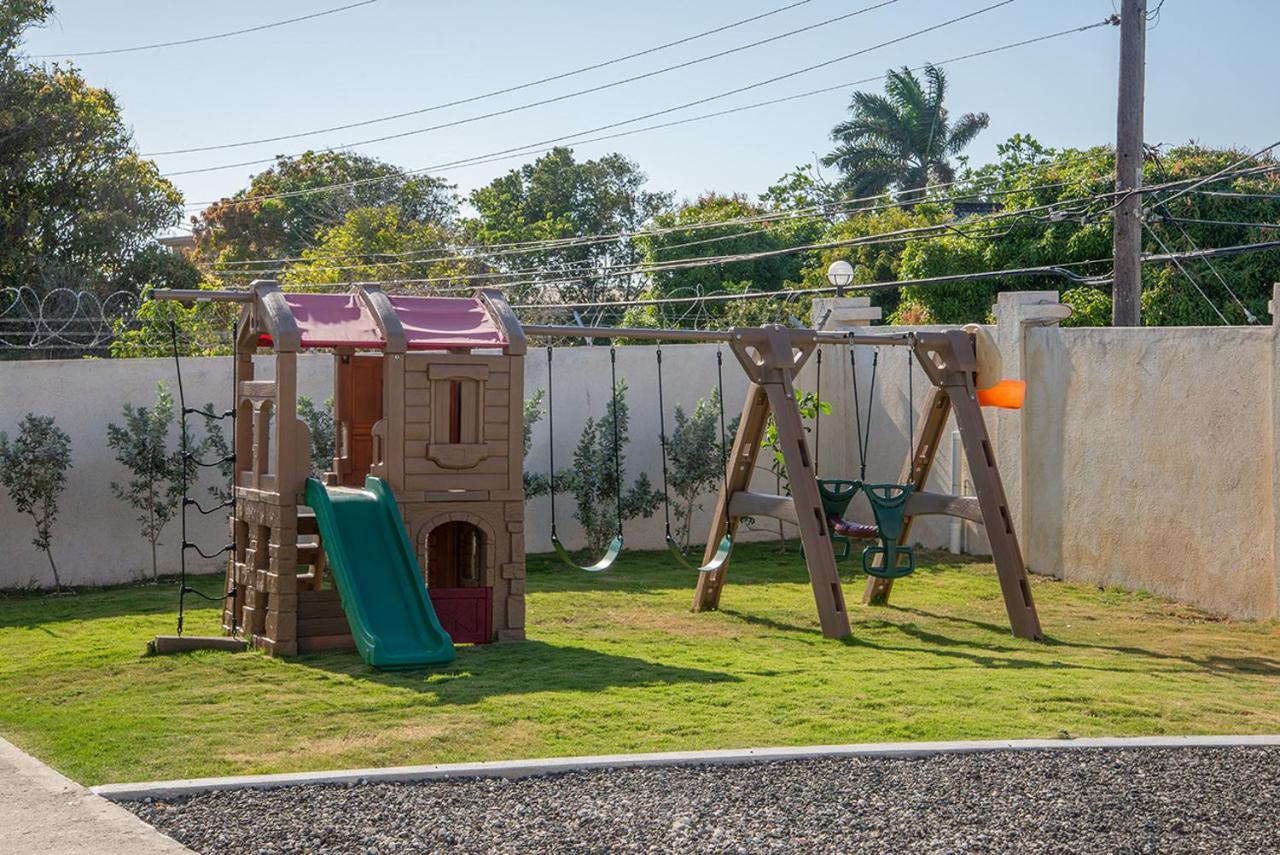 Family Complex Beside Beach W/Pool Montego Bay #1 Экстерьер фото